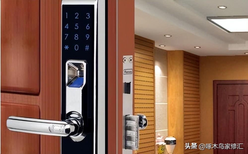 防盗门密码锁怎么启动,密码防盗门没有电了怎么打开