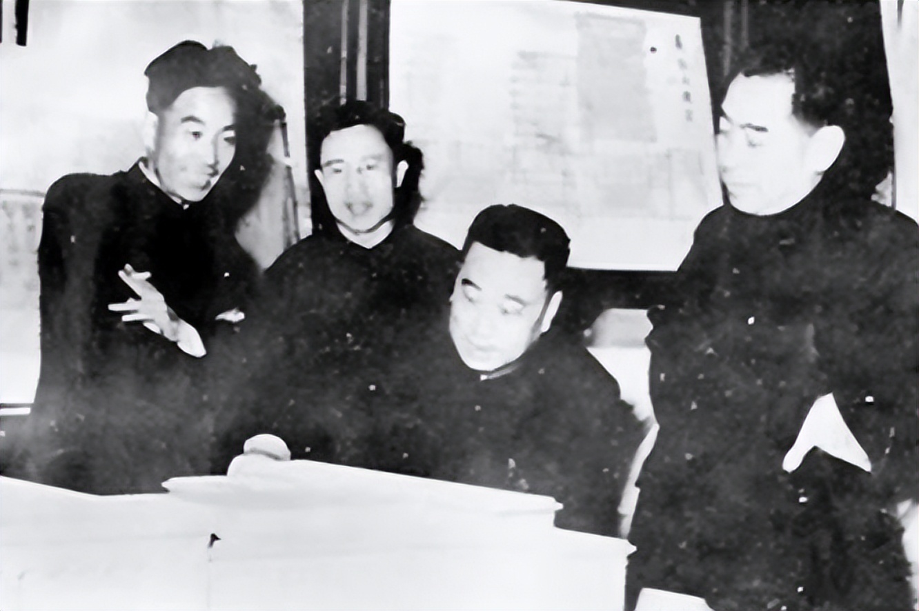 1959年人民大会堂落成,毛主席指着天花板笑问:这是谁的主意