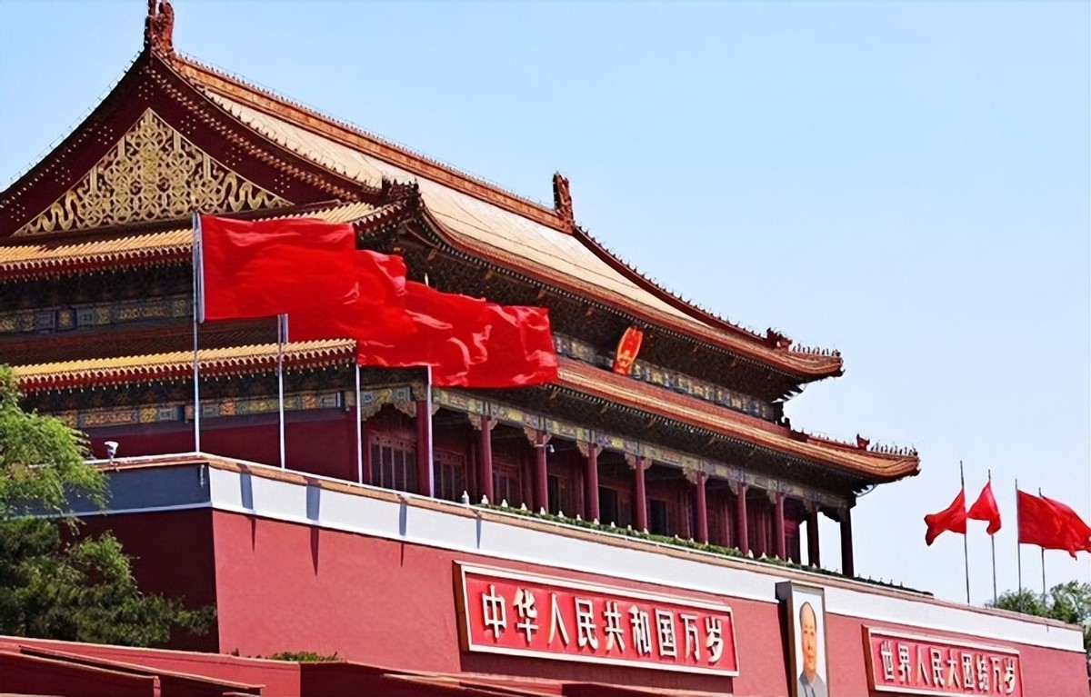 *安门天**除了毛主席画像，还悬挂着国徽，2019年曾发生过变化