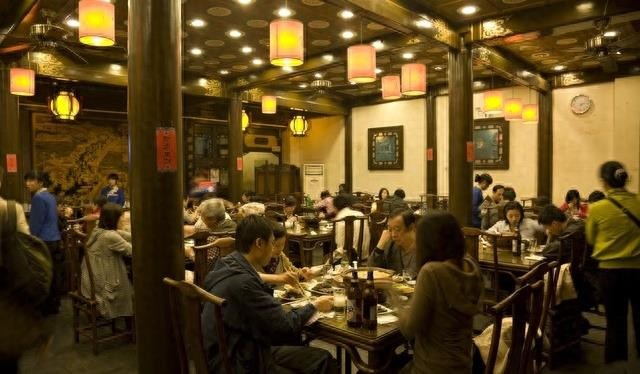 我和朋友吃饭,女服务员打翻一盆菜,我发现,女服务员状态不对