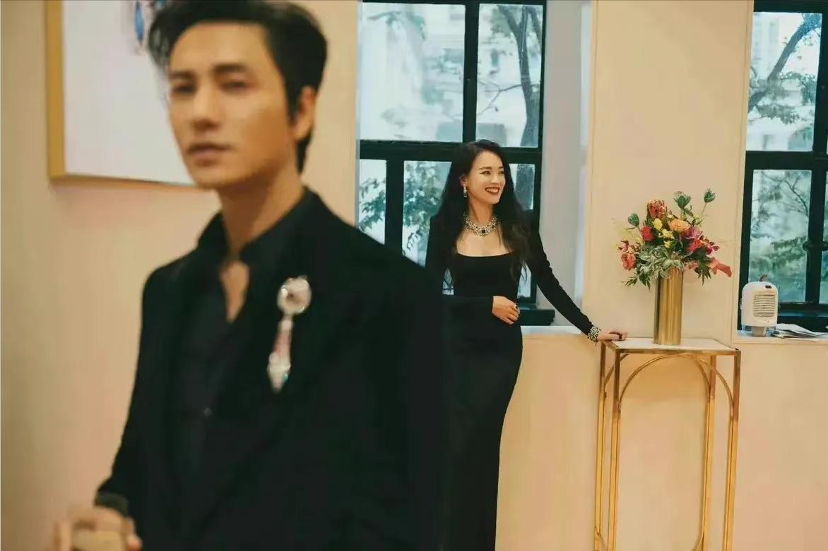 吴磊赵露思宝格丽合照彩色,赵露思和吴磊走宝格丽红毯合照