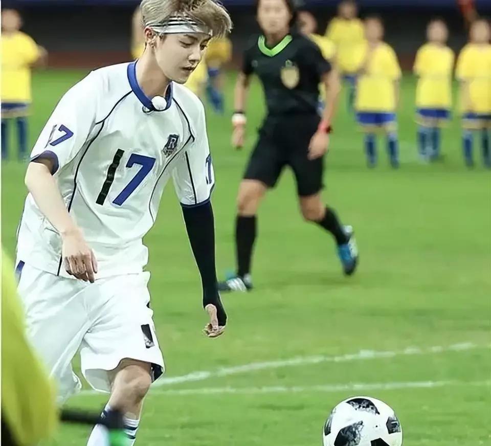 鹿晗带关晓彤看足球比赛,王思聪谈关晓彤跟鹿晗