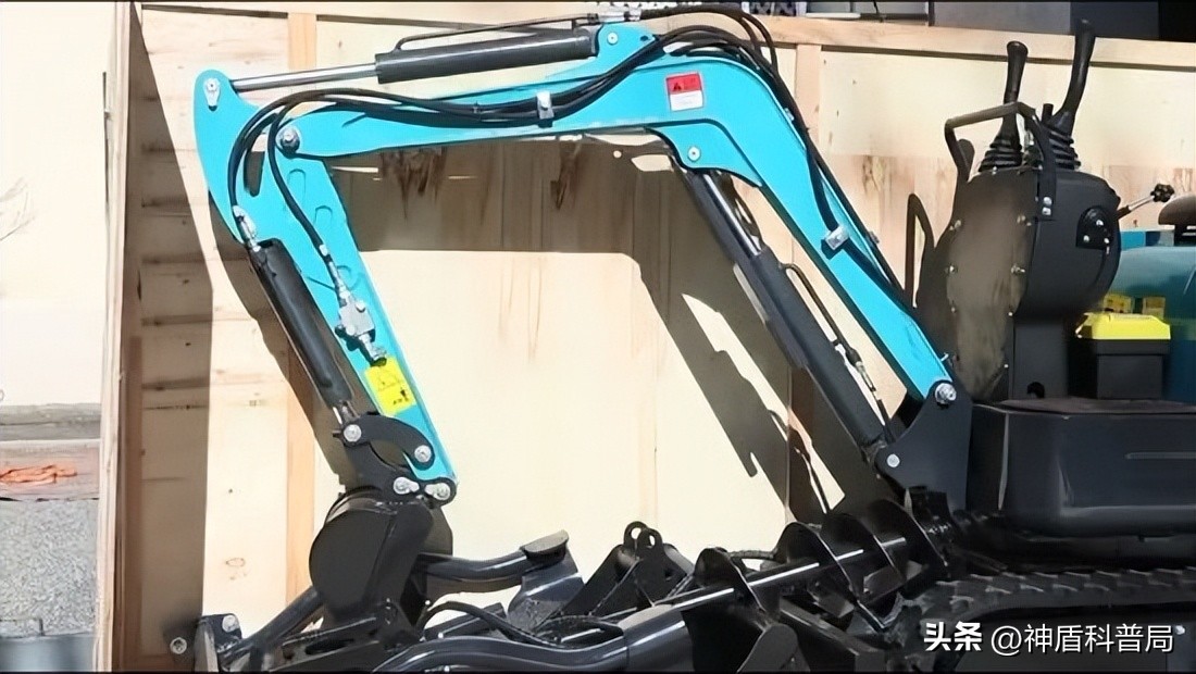 外国大爷买了一辆中国小型挖掘机,外国大爷购买中国迷你挖掘机