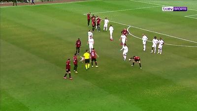 狗冲进足球场挡住一粒进球,小狗进足球场扑球