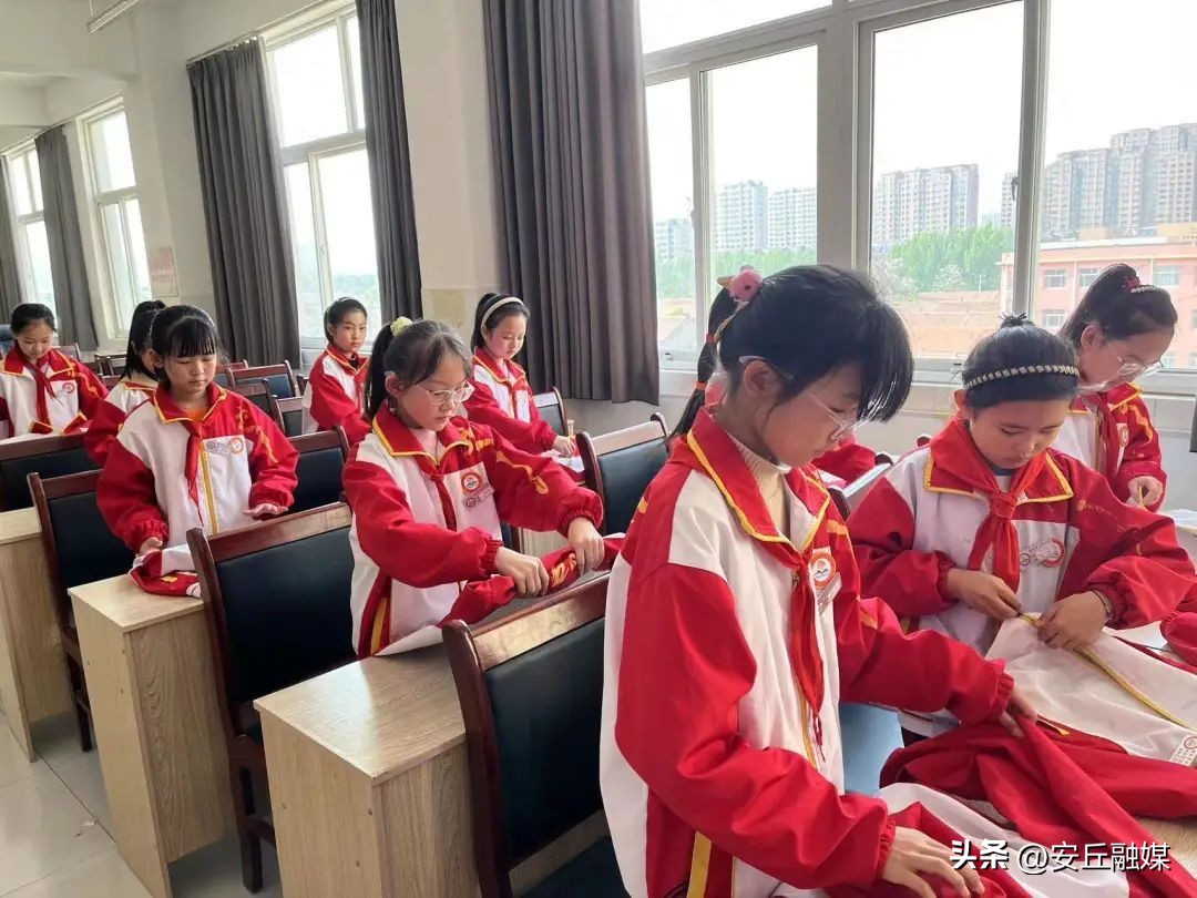 五一劳动节劳动最光荣小学一年级,小学五一劳动节社区劳动实践