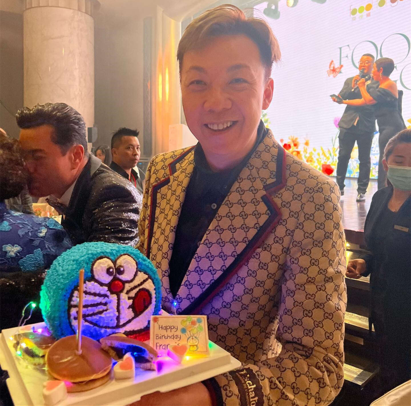 何超琼连续3年为异性好友庆生，打扮靓丽红光满面，两人深交30年