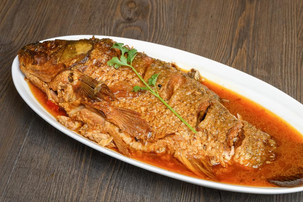 炖鱼要想去腥，别再放料酒了，只需多放2样，鱼肉香嫩，腥味全无