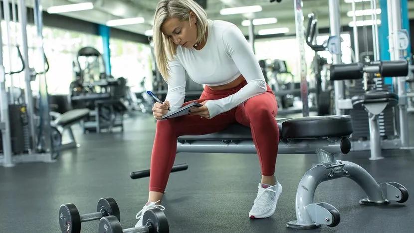 *拍偷**意淫女学员,教练为看*处私**剪开女学员裆部,健身乱象何时休!