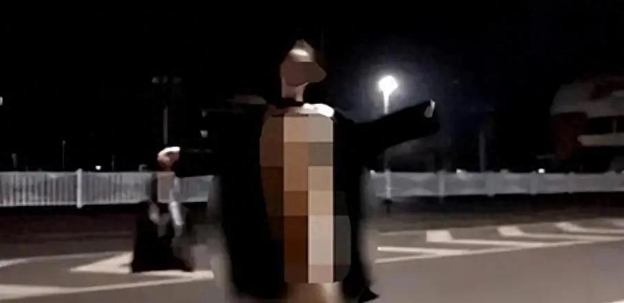 挑战下身全裸无底线！广西女子在多个地标处拍“不雅照”辣眼睛！