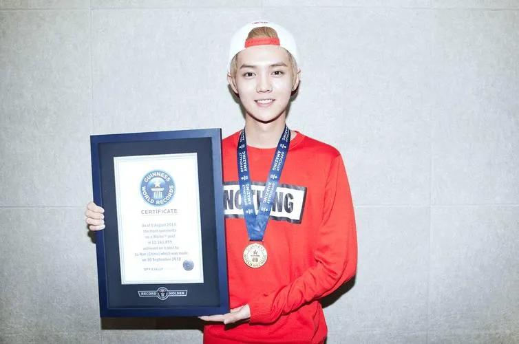 鹿晗三次获得吉尼斯世界纪录,微博吉尼斯世界纪录保持者鹿晗