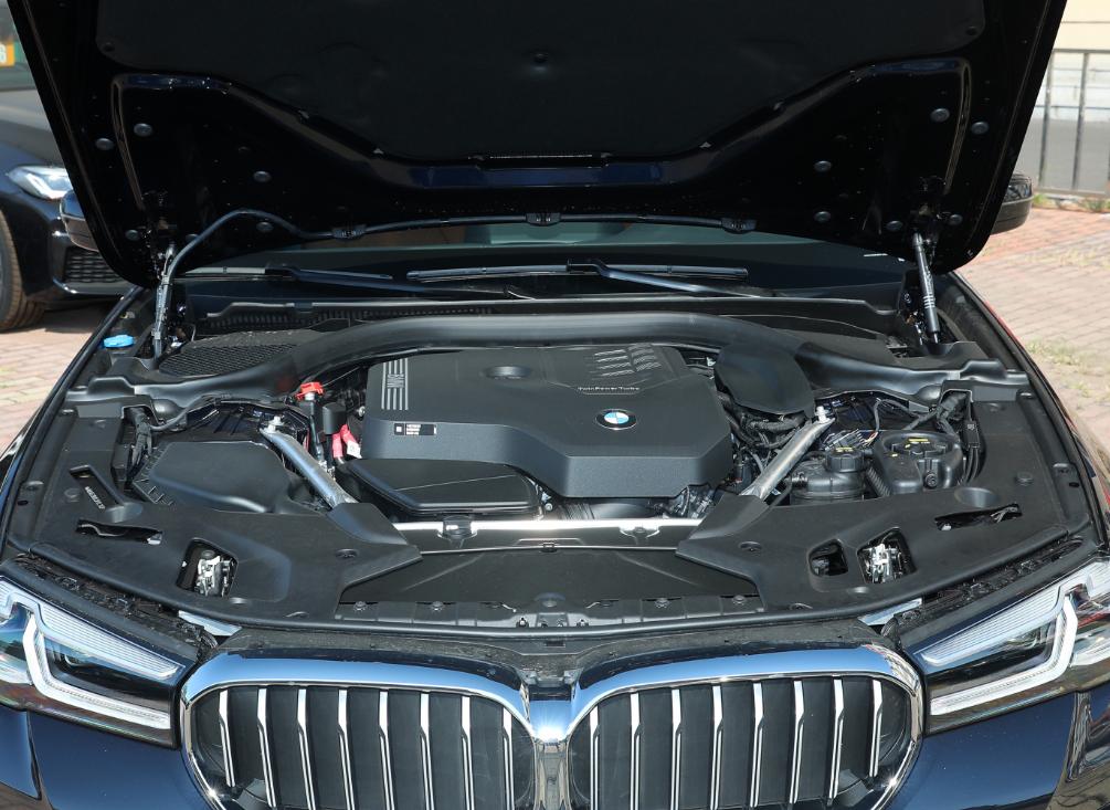 评测2022款宝马五系进口版，标准轴距带来更好操控性