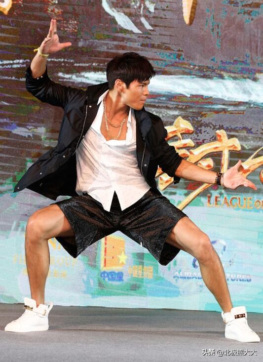 他是最喜欢打人的富二代，任性嚣张妄为，总把我爸是向华强挂嘴上