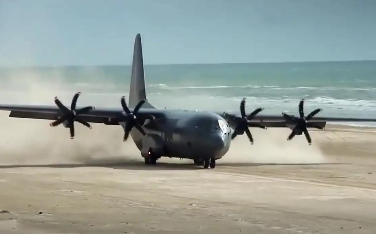 c130降落航母,c130运输机能在两栖登陆舰起降吗