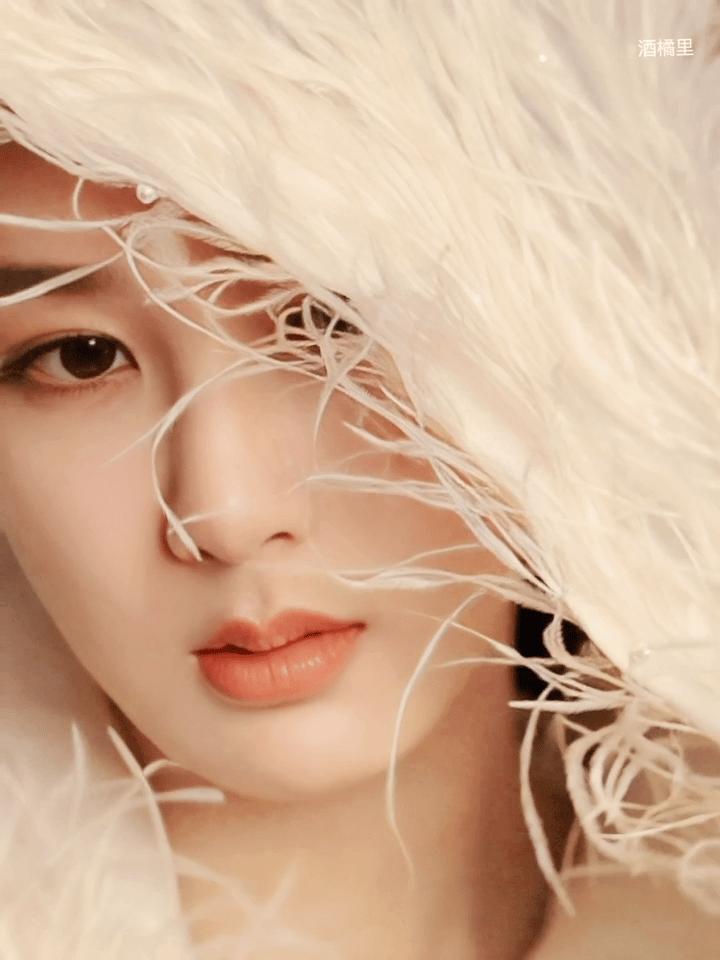 杨紫时尚芭莎上了几个热搜,杨紫芭莎造型被吐槽