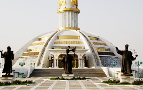 亚洲唯一中立国，水电免费汽油仅一毛，这个国家为何能闷声发大财