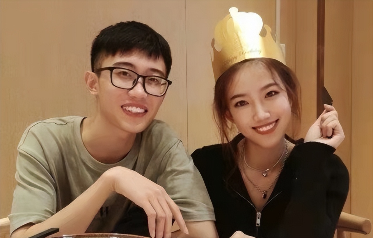 西安这对特困生情侣，穿着普拉达裙子玩着苹果手机