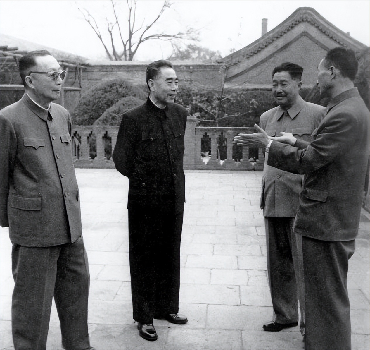 记者故意刁难周总理：为何要用美产钢笔？他的回答让记者羞愧