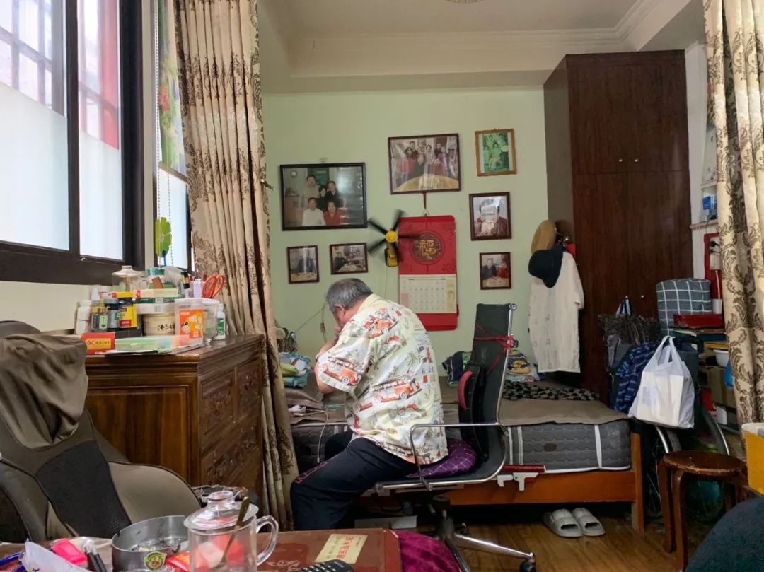 为老人洗澡:499一次,有人11年没洗,有的长疮,用洗澡恢复尊严