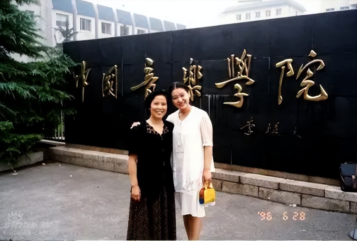 “大魔王”谭晶：当年高考她哭了3天，嫁给大9岁的院士幸福吗？