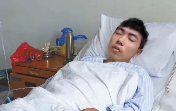 卖肾苹果手机少年怎么样了,10年前卖肾少年卖苹果手机