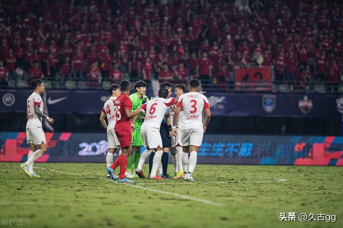 哈维尔赛后遭记者怒问,哈维尔向球迷道歉视频