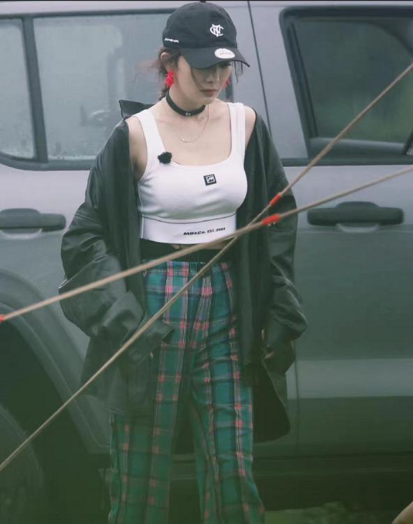 女明星夏季吊带穿搭,女明星穿吊带的穿搭