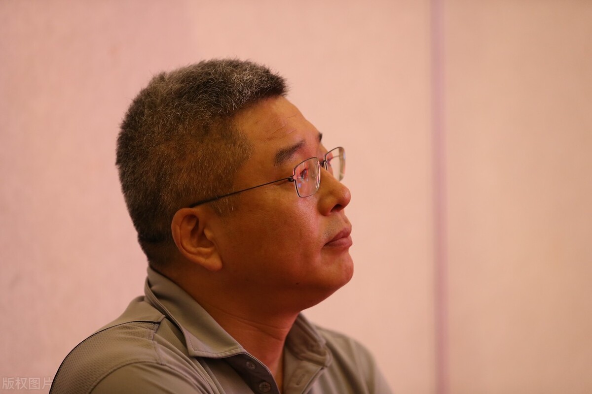 足球“专家”又有搞笑表态，球迷意见多多！中超、国足困难了