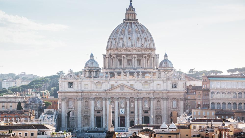 梵蒂冈是世界闻名的什么,梵蒂冈教堂是世界上最大的教堂
