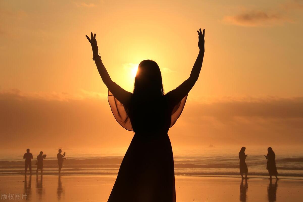 一个女人真心爱你还是假装,女人是不是假装爱你有什么表现