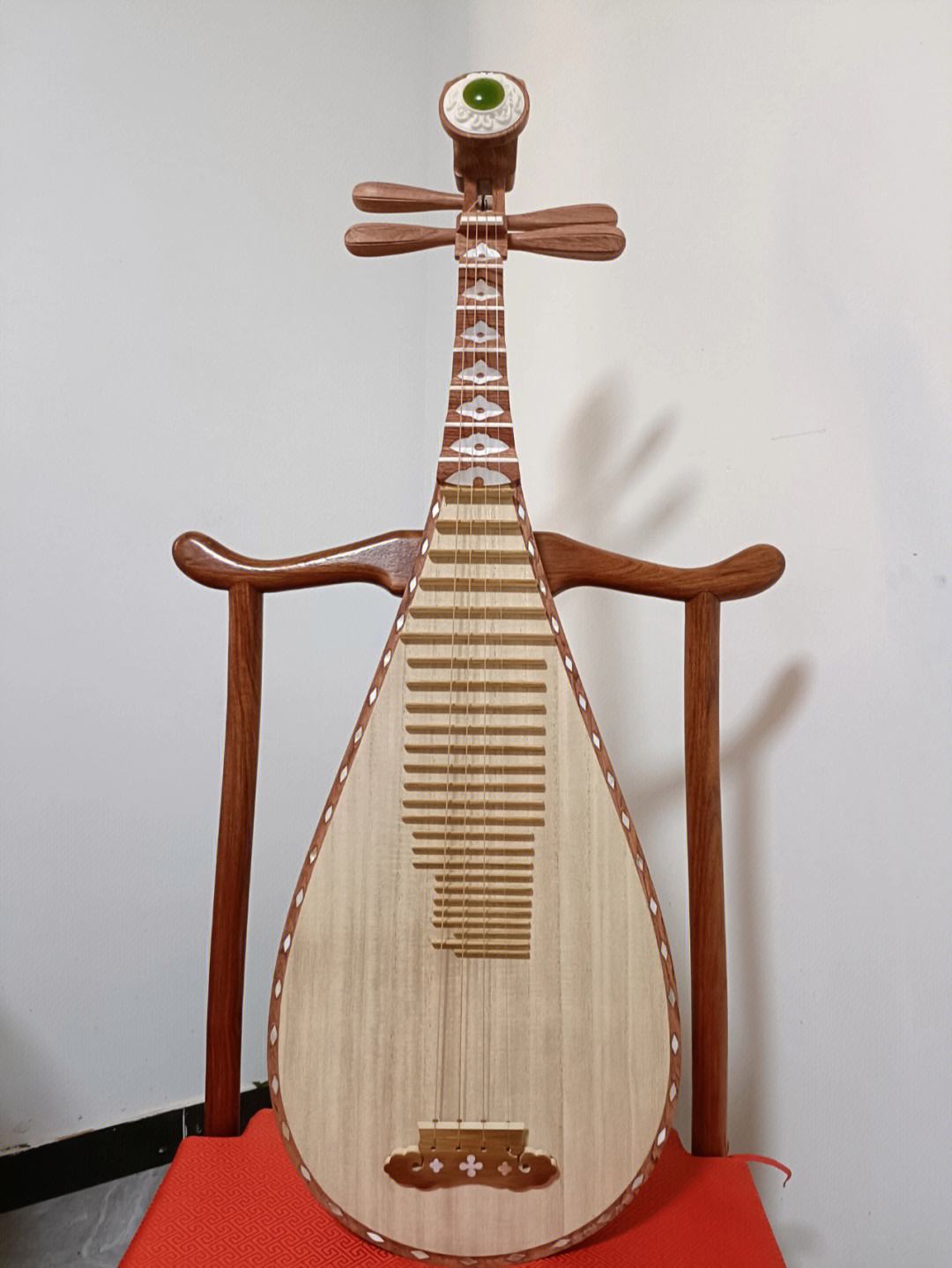 吉特琴和琵琶：不同文化背景下的乐器演化与音乐风格的变化