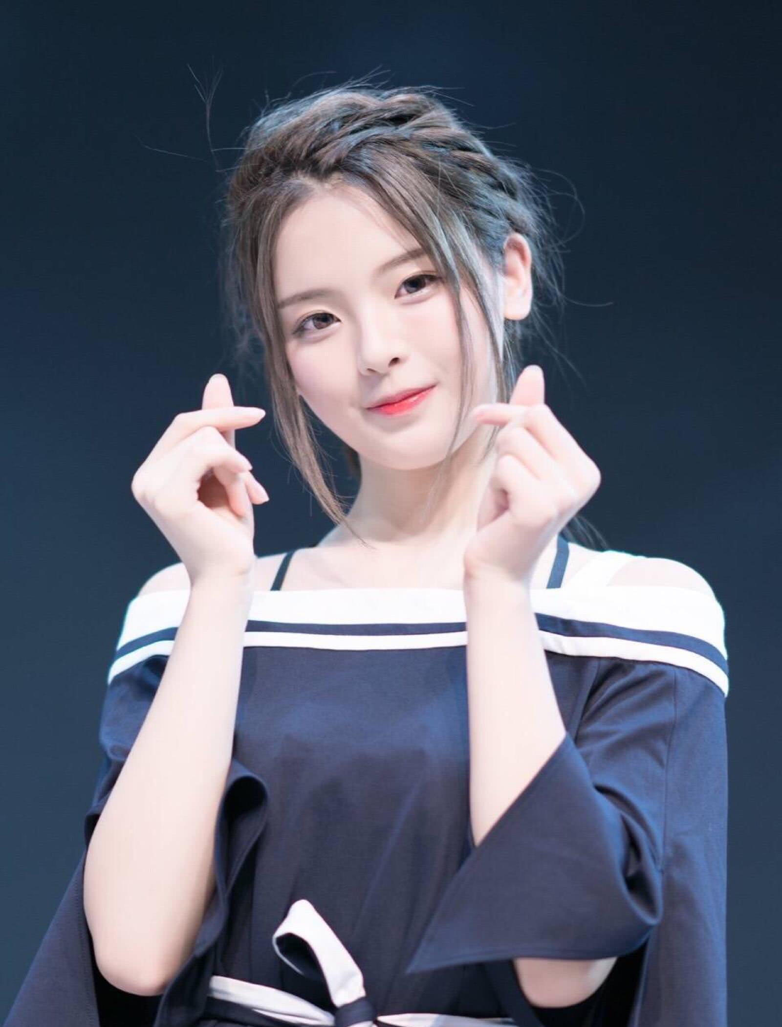 最有钱女明星刘亦菲,刘亦菲秀名贵翡翠大耳环