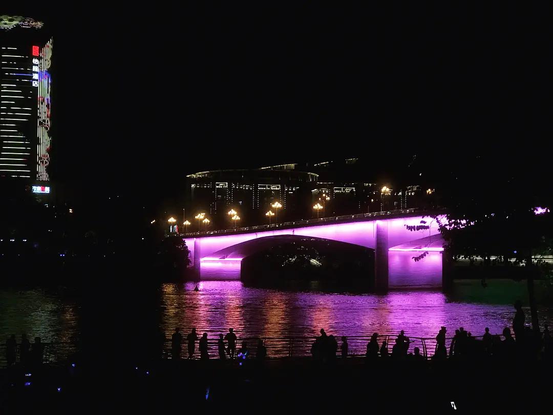 柳州10元一碗粉多菜,柳州最多配菜的螺蛳粉