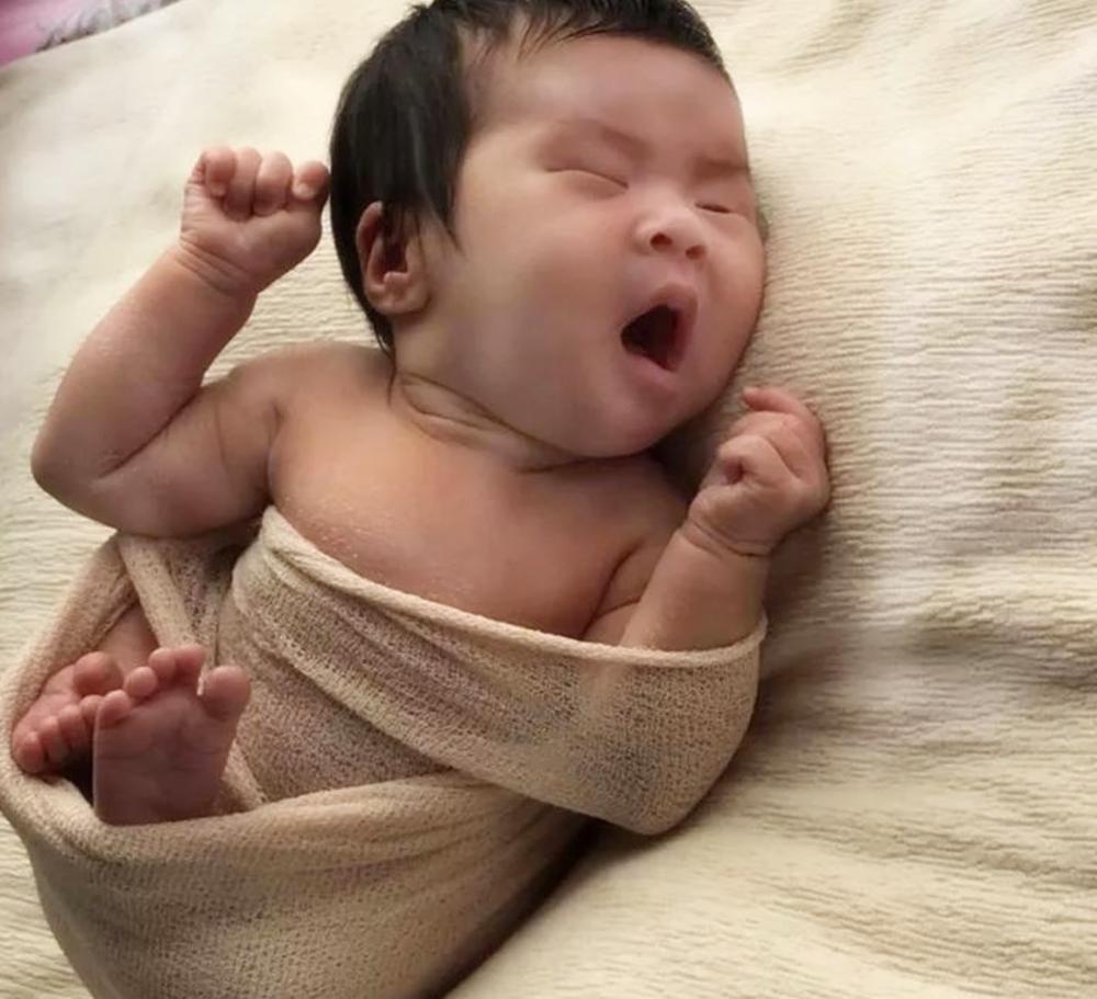 宝宝睡觉总是一惊一乍的为什么,婴儿睡觉一惊一乍迷信