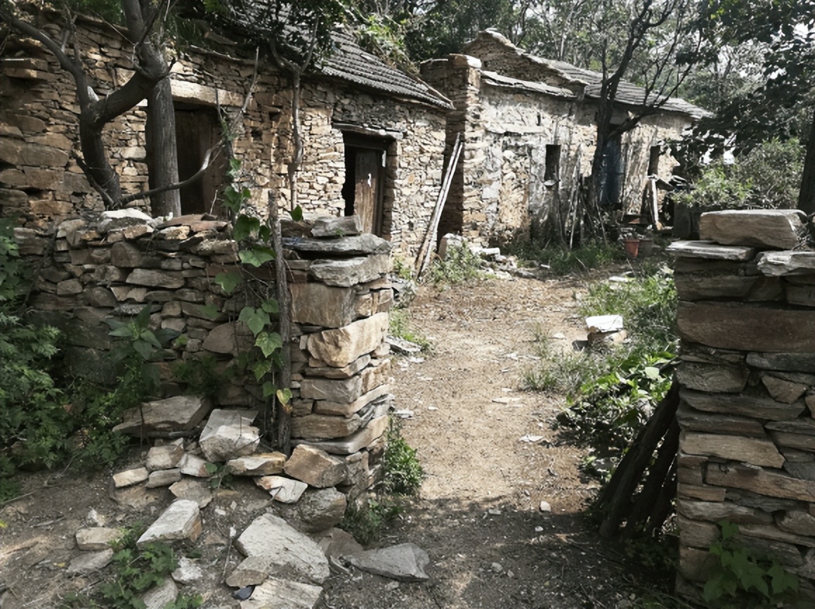 农村自建石头房,农村深山石头房