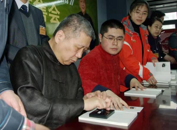 老板卖出5个鸡缸杯赚200元，暗自欢喜，却不知自己杯子价值2.3亿