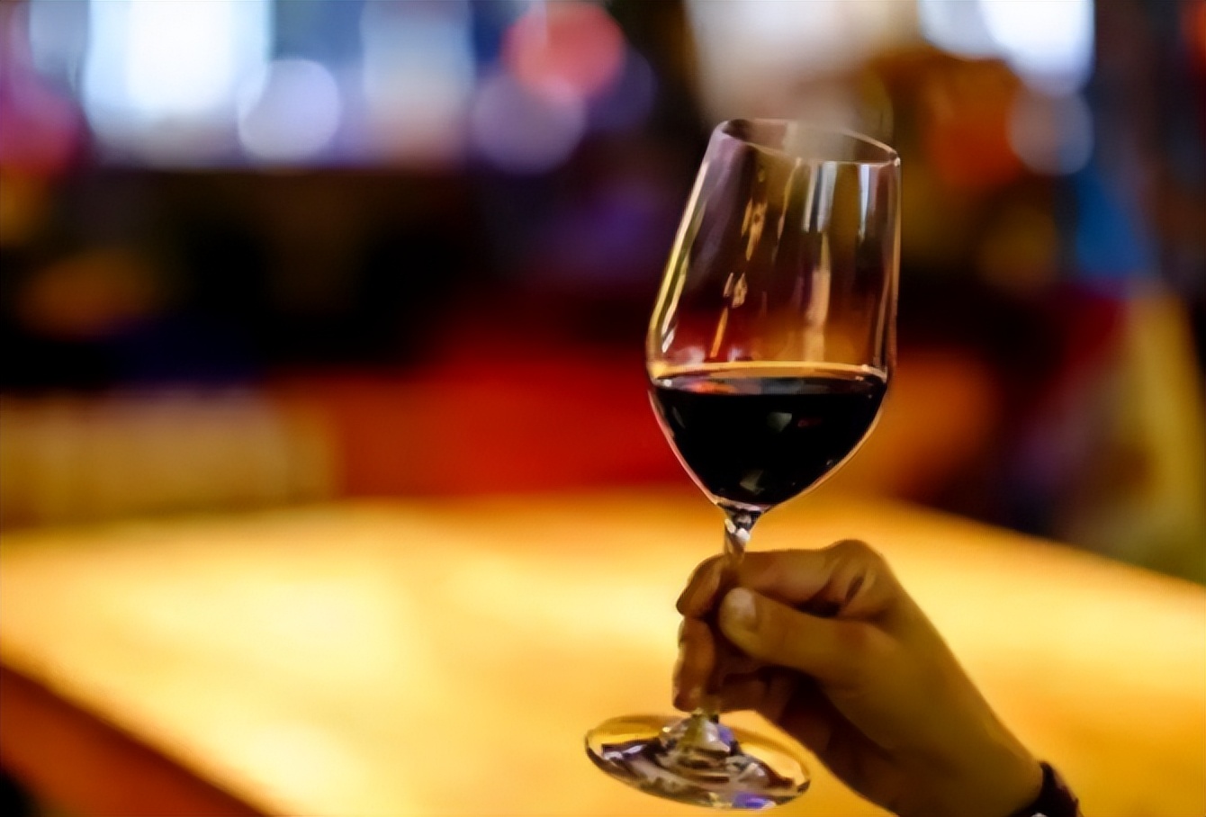 白酒和红酒哪个微醺,白酒和红酒哪个性价比高