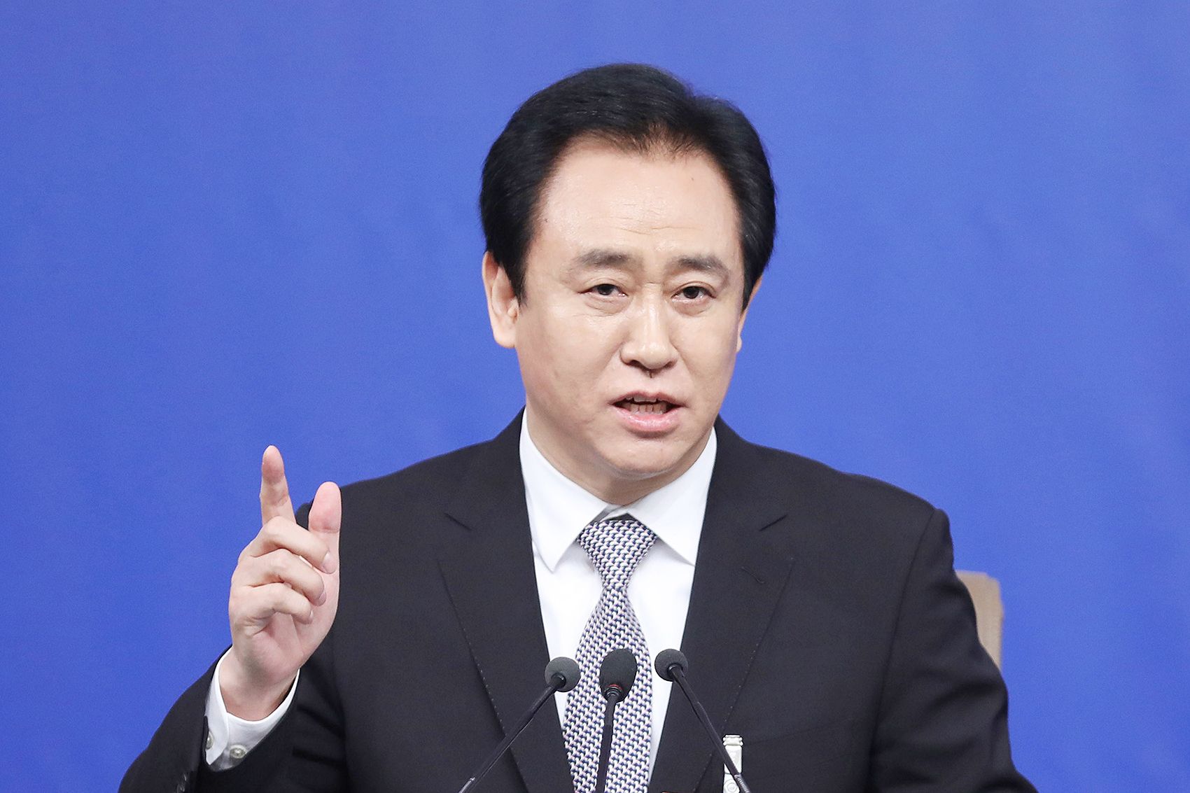 许家印布局造势,许家印讨论足球比赛