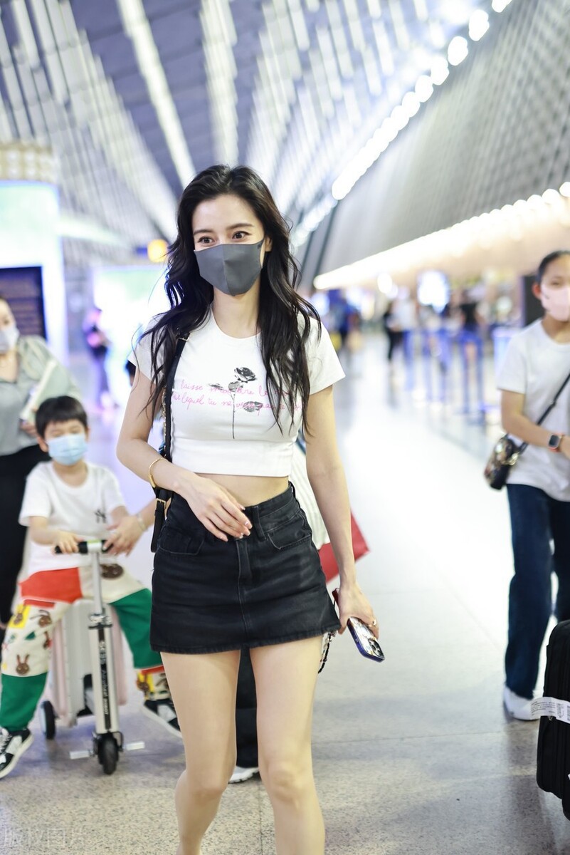 baby罕见穿露脐装上台,baby短裙现身机场