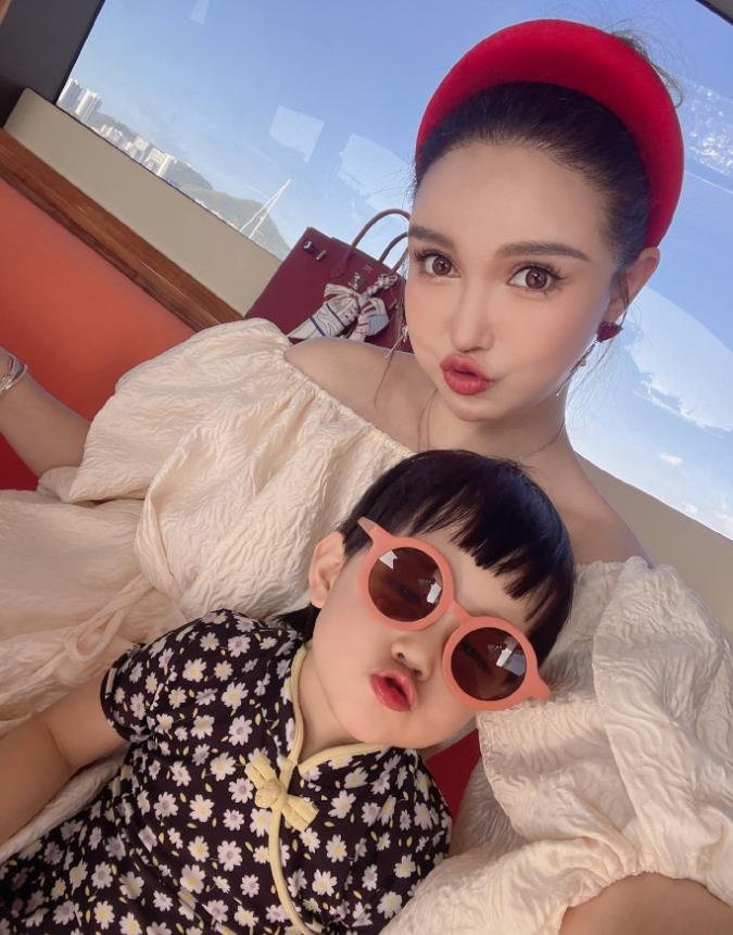 85后沈阳女孩花400万，整容超300次，直言：和父母断绝关系也不怕