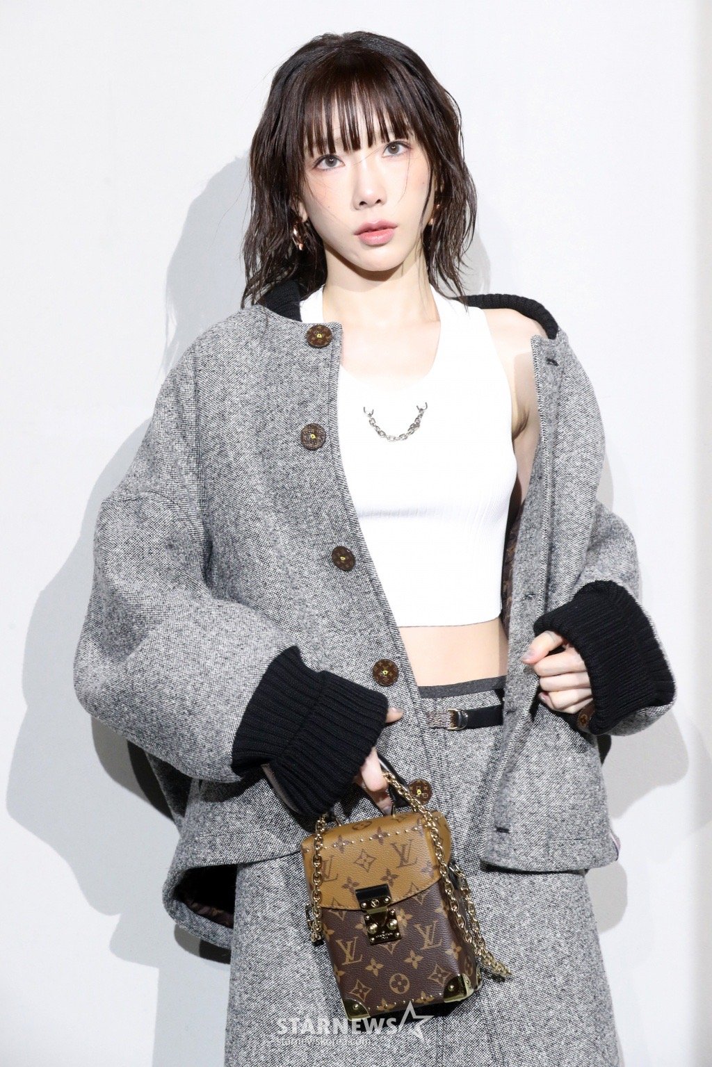 闊╁浗濂冲洟鐖辫眴绌胯。,闊╁浗濂冲洟鐖辫眴绾㈡绀兼湇