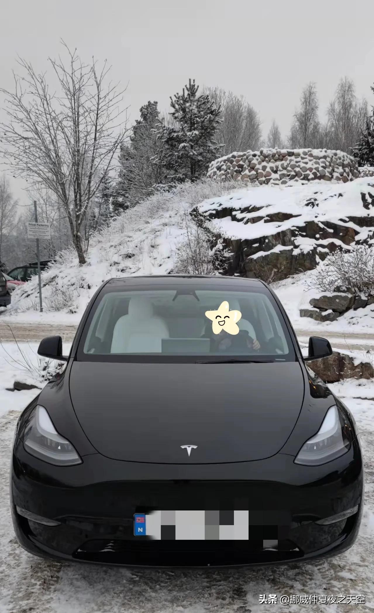 在挪威严冬12月开2021年上海出产的特斯拉YPerformance全轮驱动版