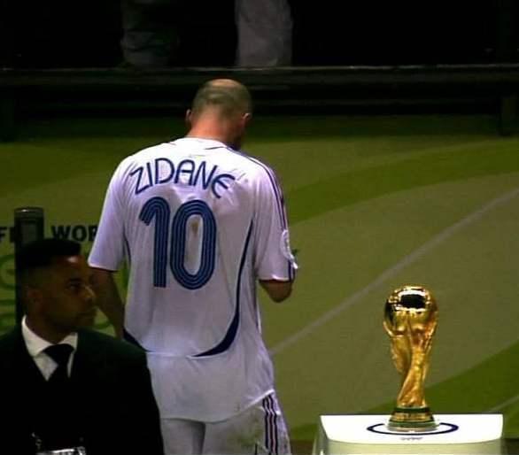 2002年足球世界杯中国对巴西,02年世界杯足球发生了啥