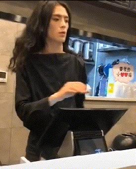 妹子注意点吧，你这姿势太不雅观了，在公共场合还是收敛点吧。