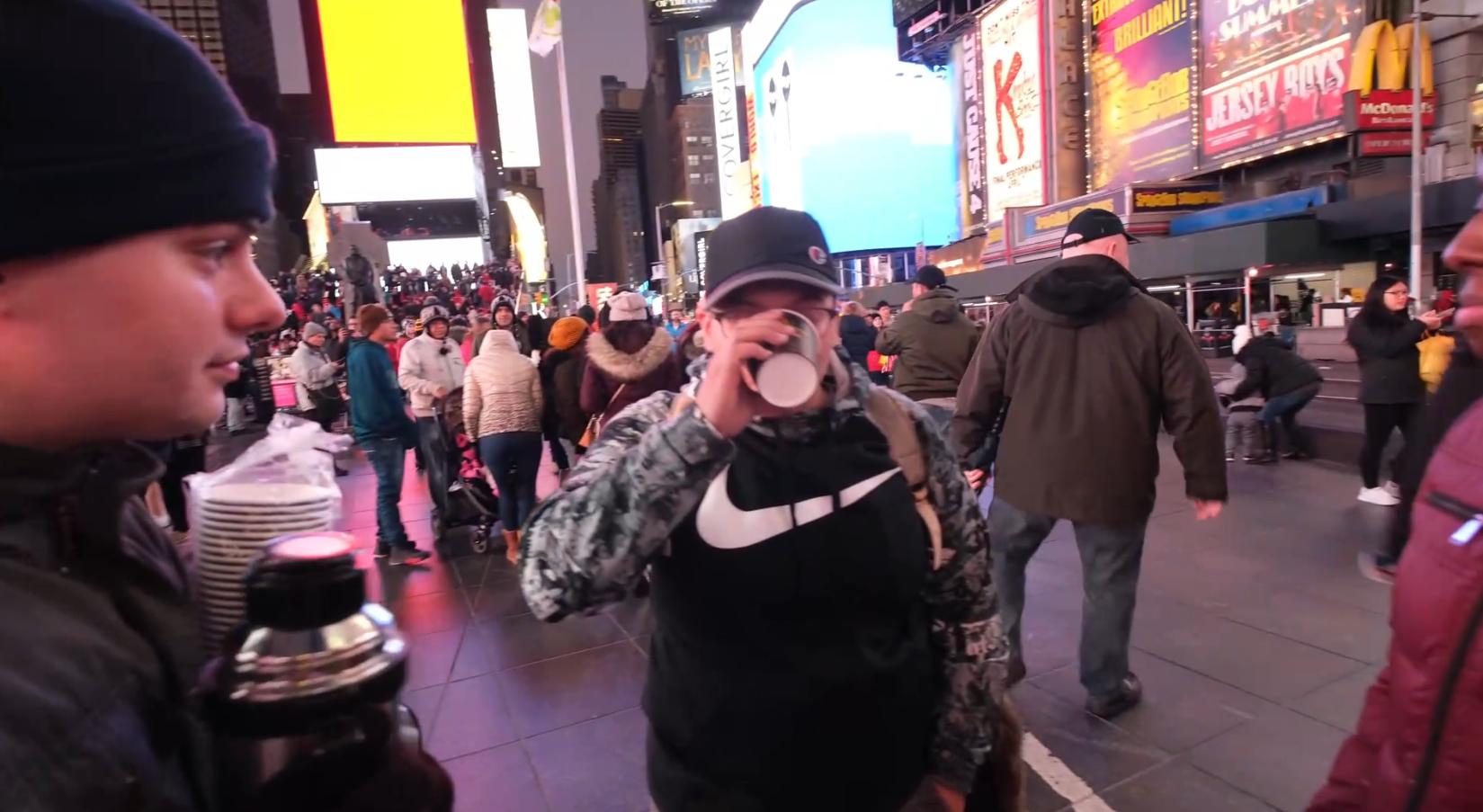 美国小伙觉得中国食物难吃，便用胡辣汤街头实验，结果被路人疯抢