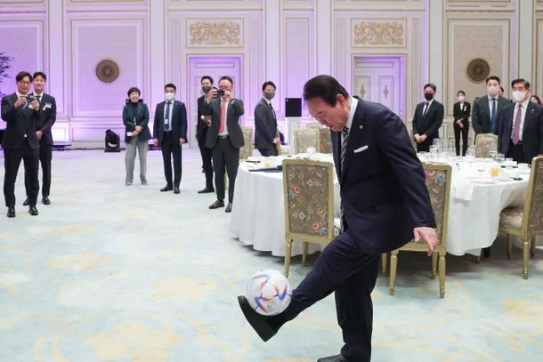 韩国第一夫人穿短袖装扮,50岁韩国第一夫人亮相巴黎