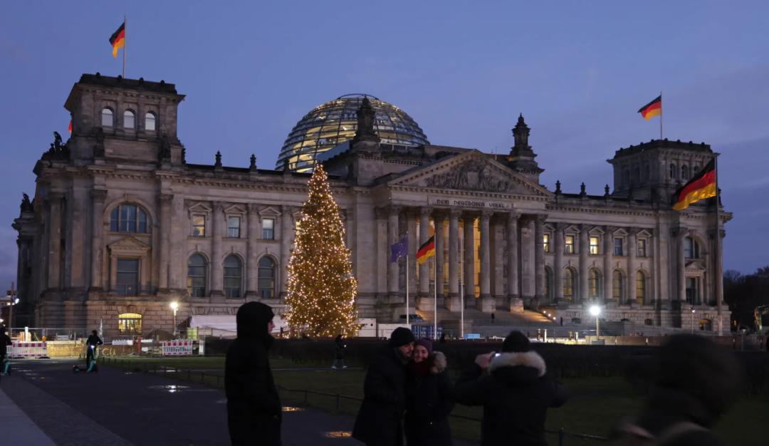 一群疯子，一个落魄王子，483天精心谋划，最终被捕