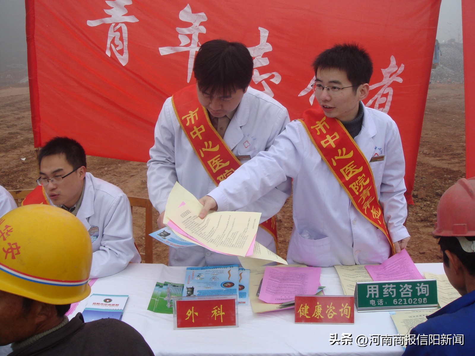 信阳市中心医院胡伟：站窗口、下临床，5年多时间轮转10多个科室