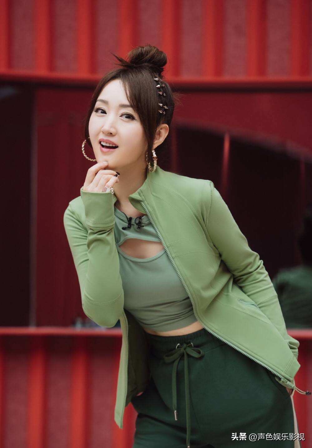 杨钰莹在工地卖唱,杨钰莹街头卖唱热舞