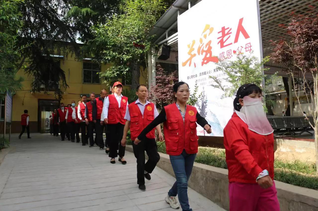 别样生日会情暖老人心：东望志愿者走进渭南市景华医养院为老人举办集体生日会