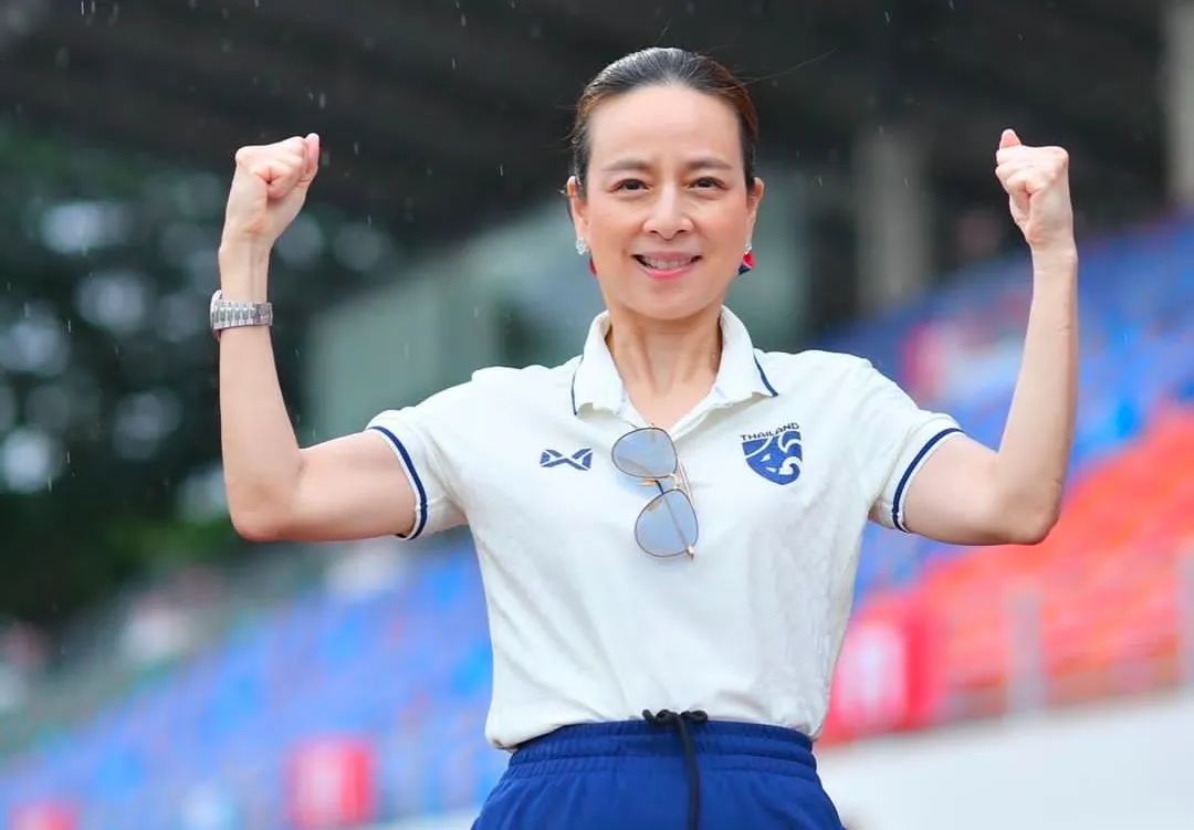 56岁泰国名媛：爱马仕随心背，带队打世界杯，还是泰王白月光？